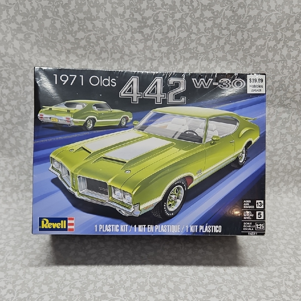 New Revell 1971 Olds 442 W-30 1:25 Scale Model Kit